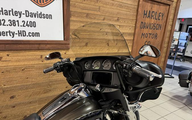2020 Harley-Davidson® Tri Glide® Ultra River Rock Gray/Vivid Black FLHTCUTG