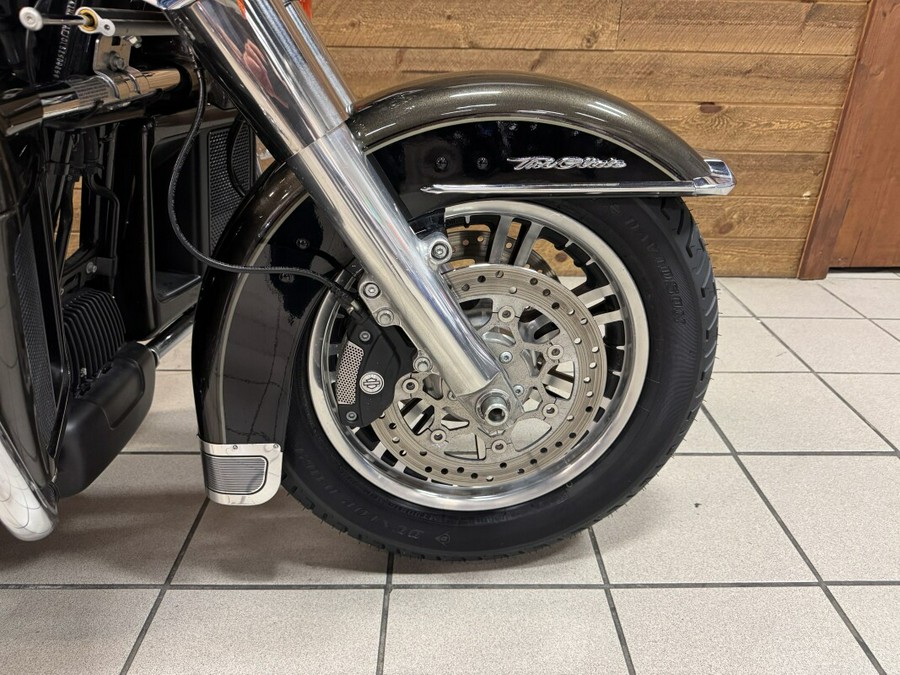 2020 Harley-Davidson® Tri Glide® Ultra River Rock Gray/Vivid Black FLHTCUTG