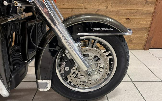 2020 Harley-Davidson® Tri Glide® Ultra River Rock Gray/Vivid Black FLHTCUTG