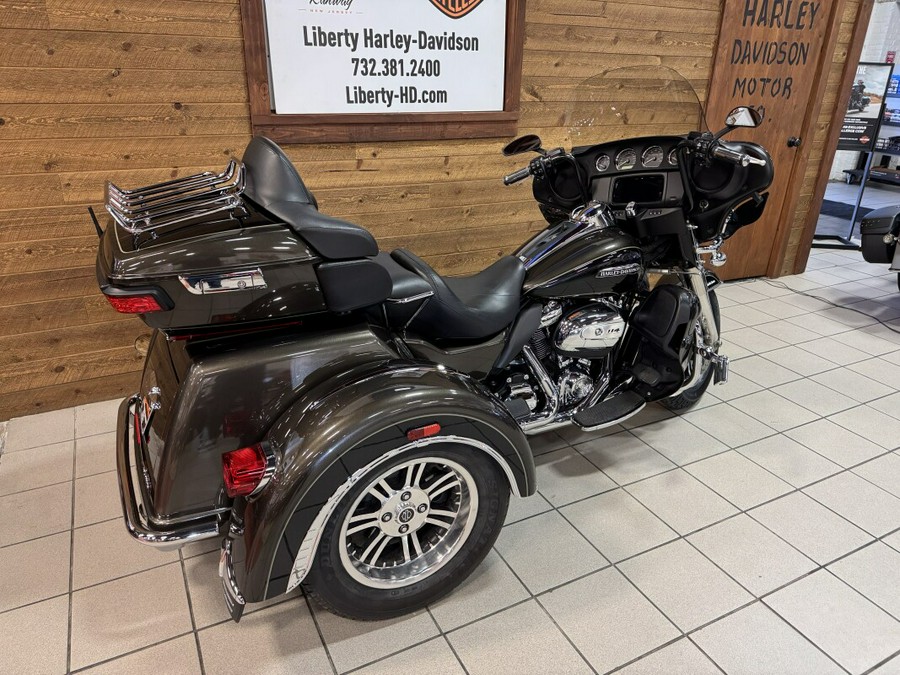 2020 Harley-Davidson® Tri Glide® Ultra River Rock Gray/Vivid Black FLHTCUTG