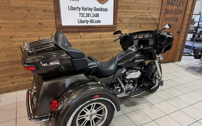 2020 Harley-Davidson® Tri Glide® Ultra River Rock Gray/Vivid Black FLHTCUTG
