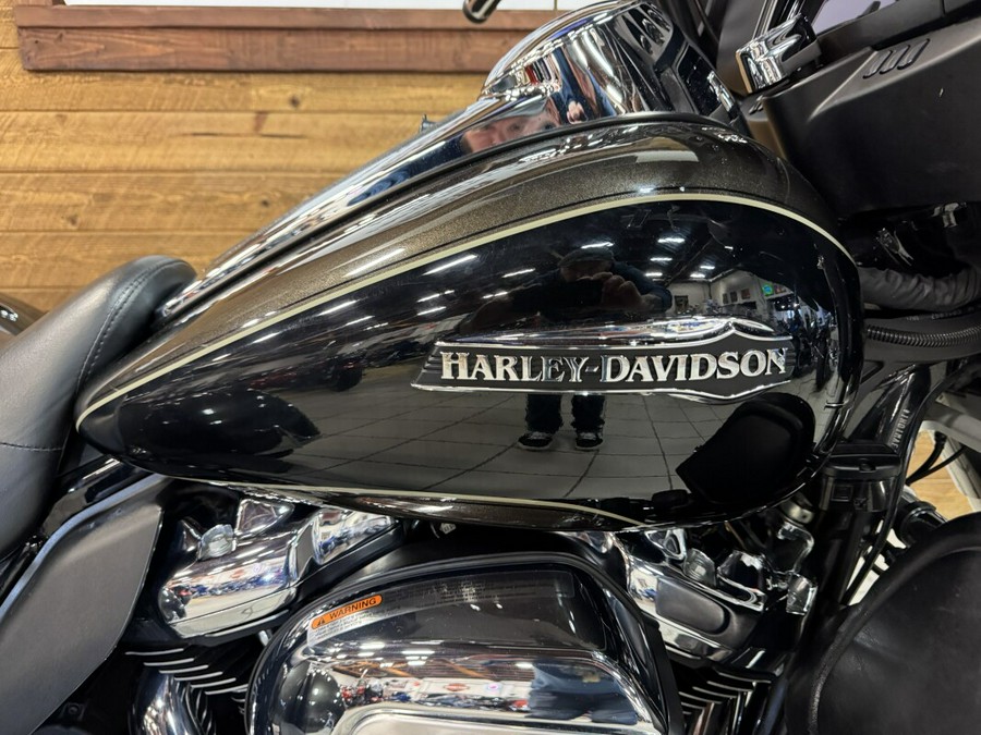 2020 Harley-Davidson® Tri Glide® Ultra River Rock Gray/Vivid Black FLHTCUTG