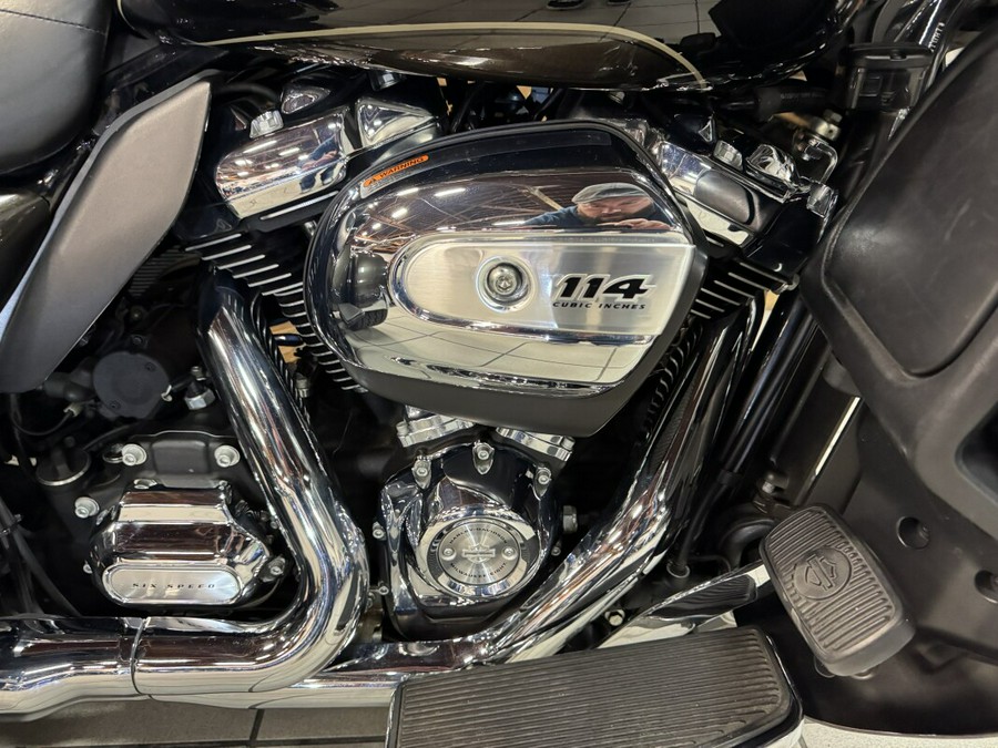 2020 Harley-Davidson® Tri Glide® Ultra River Rock Gray/Vivid Black FLHTCUTG