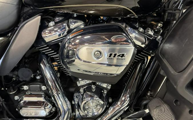 2020 Harley-Davidson® Tri Glide® Ultra River Rock Gray/Vivid Black FLHTCUTG
