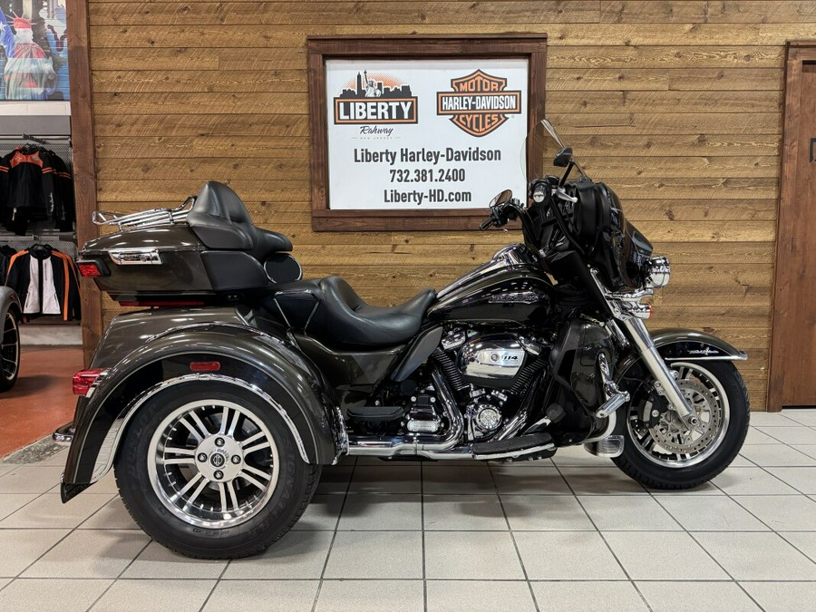 2020 Harley-Davidson® Tri Glide® Ultra River Rock Gray/Vivid Black FLHTCUTG