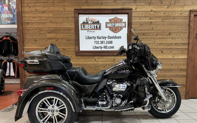 2020 Harley-Davidson® Tri Glide® Ultra River Rock Gray/Vivid Black FLHTCUTG
