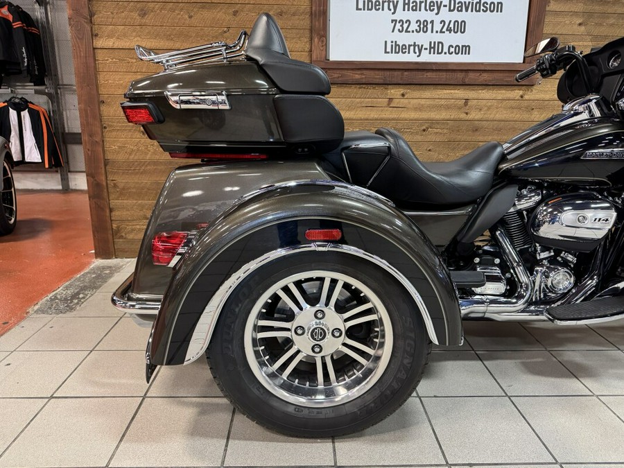 2020 Harley-Davidson® Tri Glide® Ultra River Rock Gray/Vivid Black FLHTCUTG
