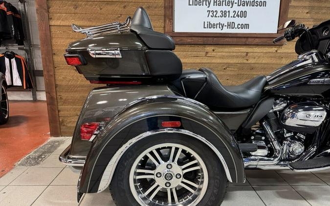 2020 Harley-Davidson® Tri Glide® Ultra River Rock Gray/Vivid Black FLHTCUTG