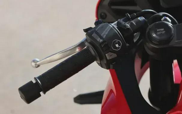 2026 HONDA CBR650R E-CLUTCH