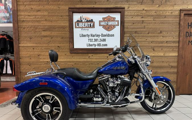 2015 Harley-Davidson® Freewheeler™ Superior Blue FLRT