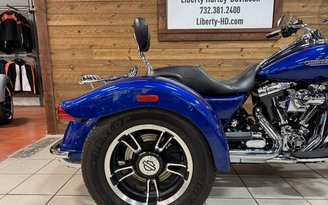 2015 Harley-Davidson® Freewheeler™ Superior Blue FLRT