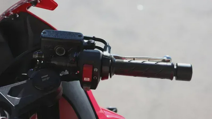 2026 HONDA CBR650R E-CLUTCH