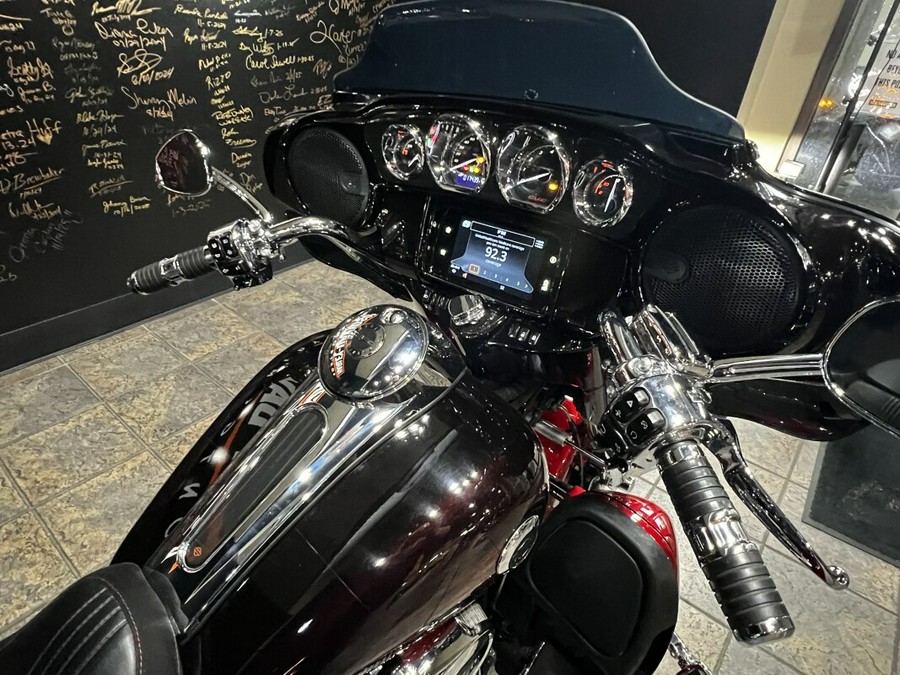 2022 Harley-Davidson® CVO™ Tri Glide® Dante’s Red Fade