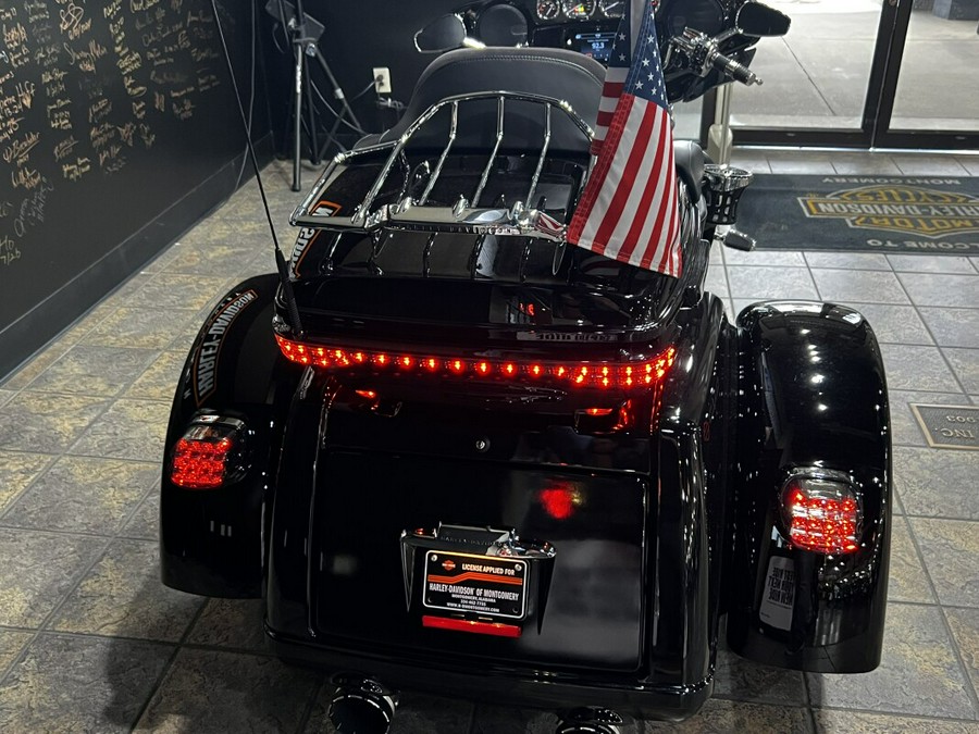 2022 Harley-Davidson® CVO™ Tri Glide® Dante’s Red Fade