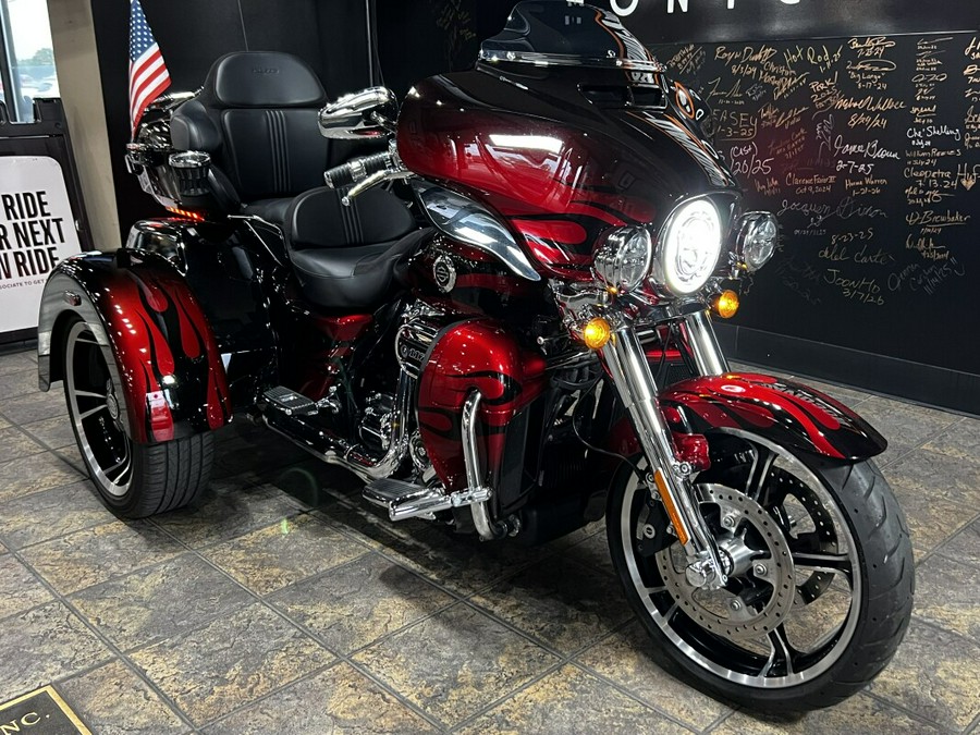 2022 Harley-Davidson® CVO™ Tri Glide® Dante’s Red Fade