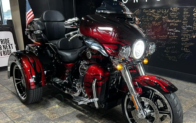 2022 Harley-Davidson® CVO™ Tri Glide® Dante’s Red Fade