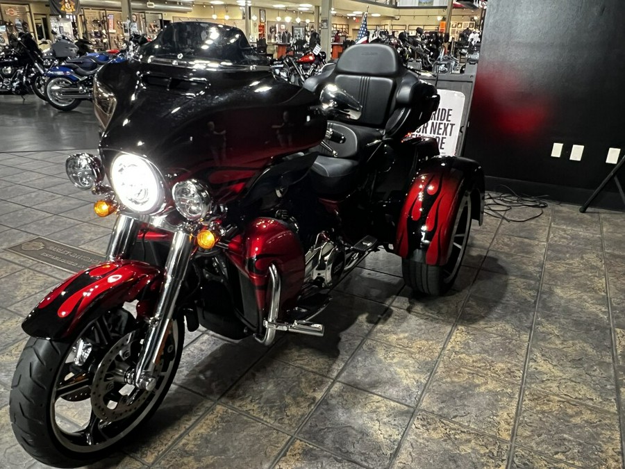 2022 Harley-Davidson® CVO™ Tri Glide® Dante’s Red Fade