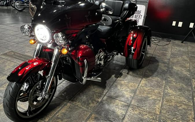 2022 Harley-Davidson® CVO™ Tri Glide® Dante’s Red Fade