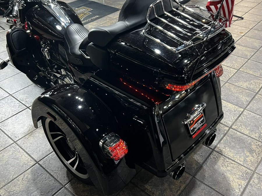 2022 Harley-Davidson® CVO™ Tri Glide® Dante’s Red Fade