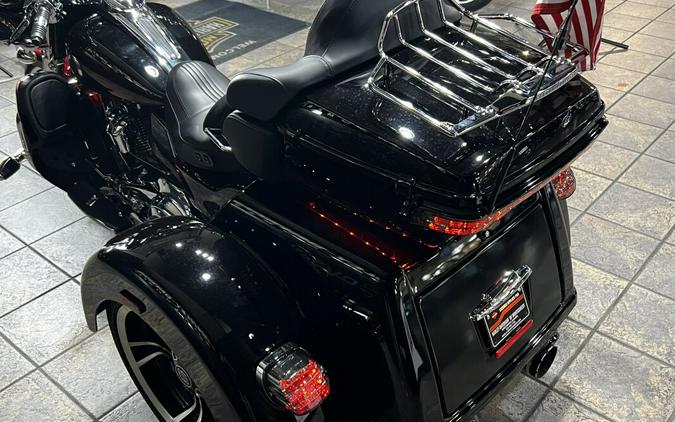 2022 Harley-Davidson® CVO™ Tri Glide® Dante’s Red Fade
