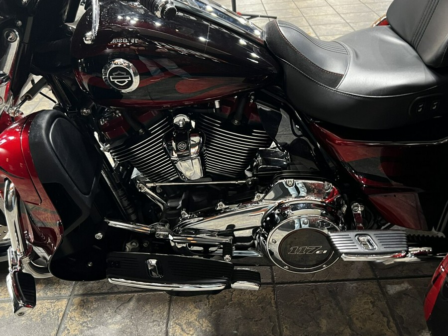 2022 Harley-Davidson® CVO™ Tri Glide® Dante’s Red Fade
