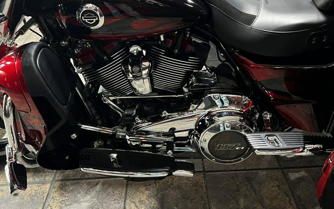2022 Harley-Davidson® CVO™ Tri Glide® Dante’s Red Fade