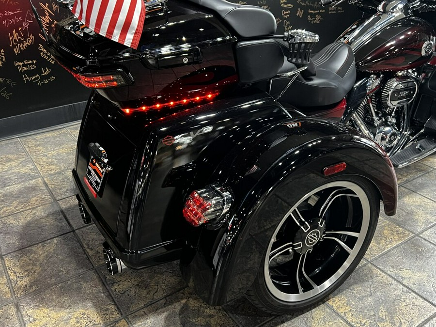 2022 Harley-Davidson® CVO™ Tri Glide® Dante’s Red Fade