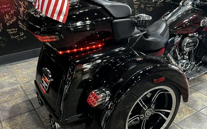 2022 Harley-Davidson® CVO™ Tri Glide® Dante’s Red Fade