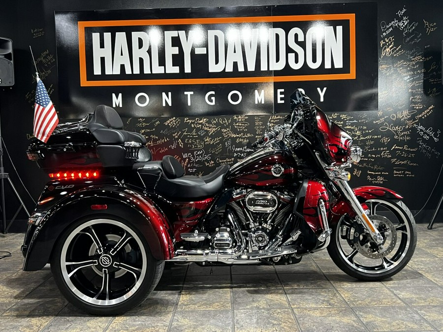 2022 Harley-Davidson® CVO™ Tri Glide® Dante’s Red Fade