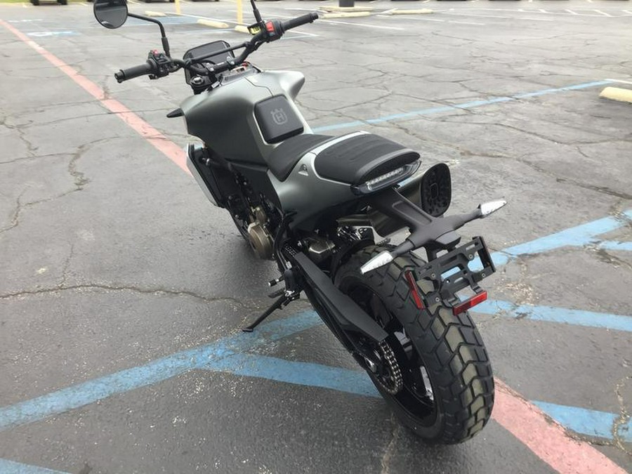 2027 HUSQVARNA SVARTPILEN 801