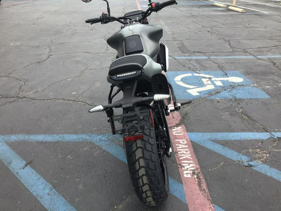 2027 HUSQVARNA SVARTPILEN 801