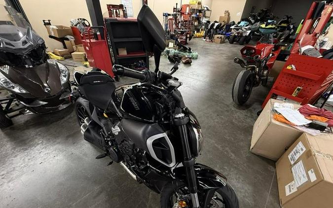 2025 Ducati Diavel V4 Thrilling Black