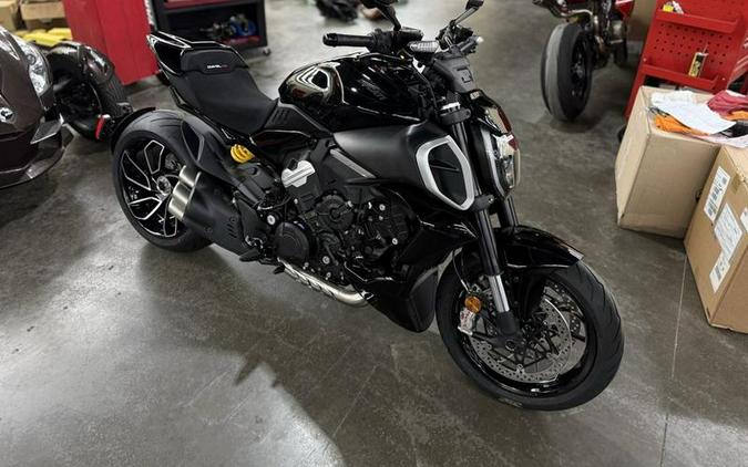 2025 Ducati Diavel V4 Thrilling Black