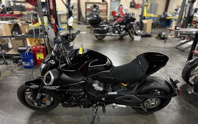 2025 Ducati Diavel V4 Thrilling Black