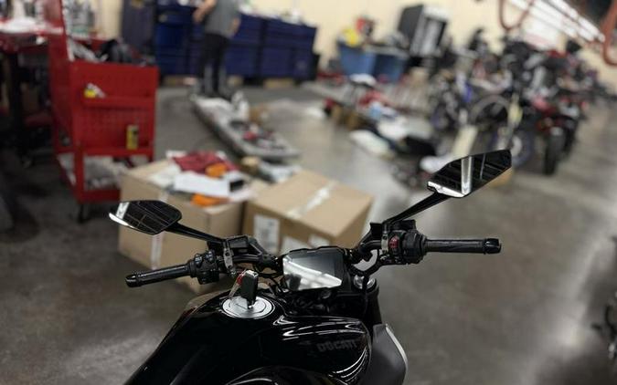 2025 Ducati Diavel V4 Thrilling Black