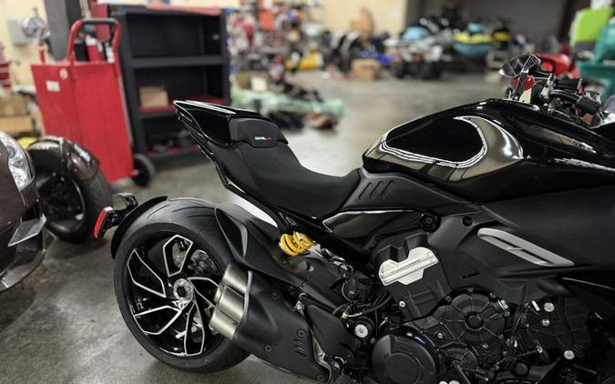 2025 Ducati Diavel V4 Thrilling Black