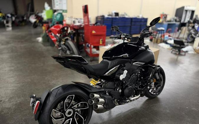 2025 Ducati Diavel V4 Thrilling Black
