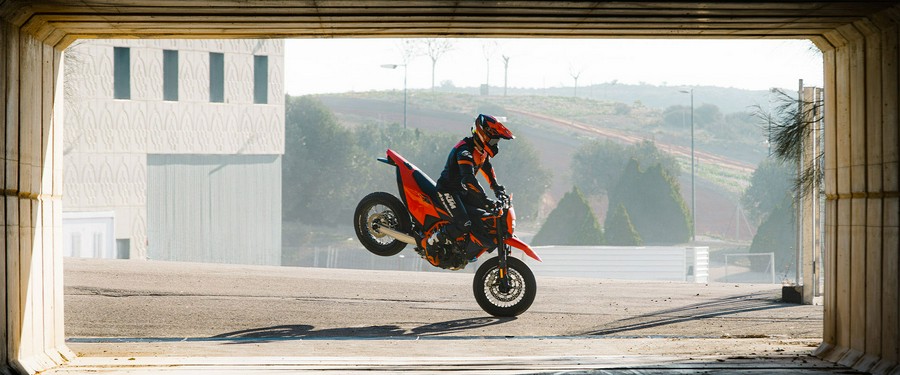 2027 KTM 690 SMC R