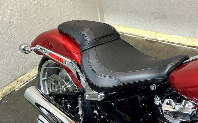 Harley-Davidson® Fat Boy® 2026 FLFB 84681640 BRILLIANT RED W/ PINSTRIPE