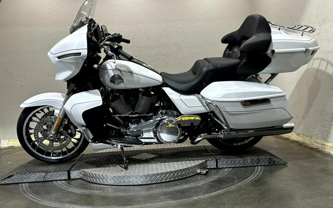 Harley-Davidson® Street Glide Limited 2026 FLHXL 84681639 WHITE ONYX PRL W/ PINSTRIPE