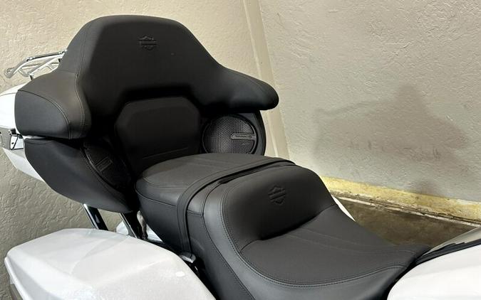 Harley-Davidson® Street Glide Limited 2026 FLHXL 84681639 WHITE ONYX PRL W/ PINSTRIPE