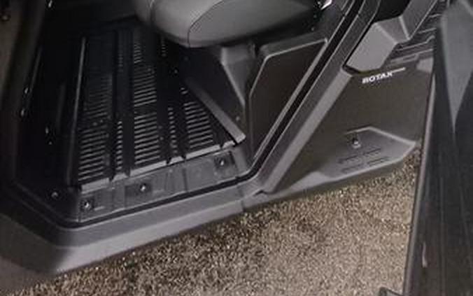 2026 Can-Am® Defender MAX XT CAB HD11 With 10.25 in.display