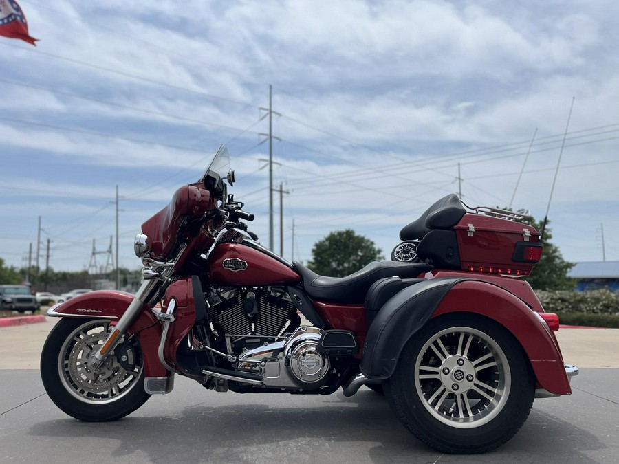 2013 Harley-Davidson® FLHTCUTG Tri Glide™ Ultra Classic® EMBR RED SUNGLO 854780