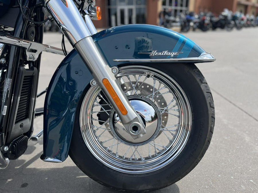 2020 Harley-Davidson® FLHC Heritage Classic 107 Tahitian Teal 059903