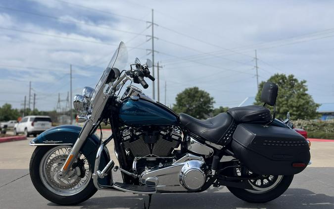 2020 Harley-Davidson® FLHC Heritage Classic 107 Tahitian Teal 059903