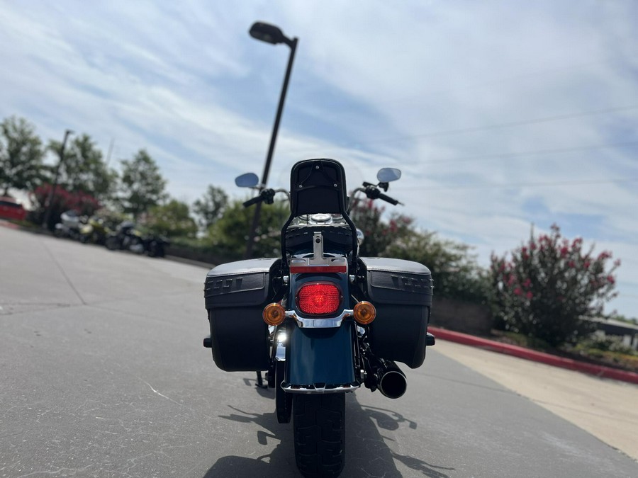 2020 Harley-Davidson® FLHC Heritage Classic 107 Tahitian Teal 059903