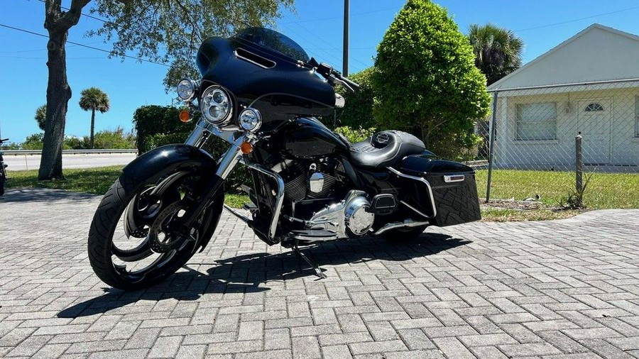 2015 Harley-Davidson® FLHTCU - Electra Glide® Ultra Classic®