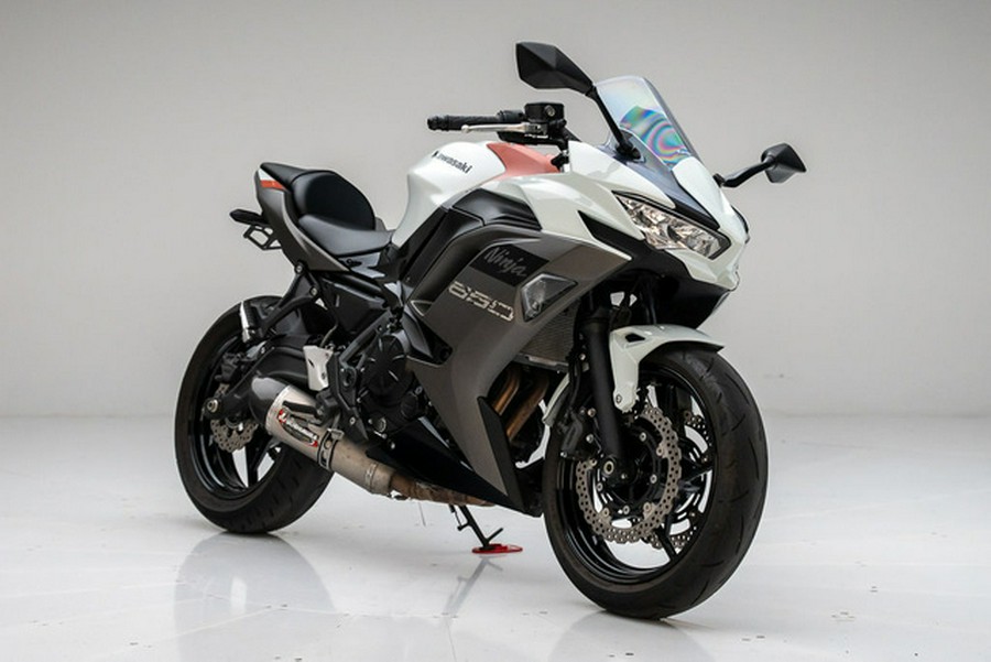 2023 Kawasaki Ninja 650 Pearl Robotic WhiteMetallic Matte Gray