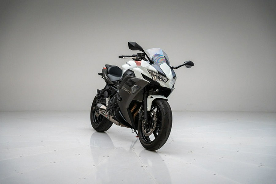 2023 Kawasaki Ninja 650 Pearl Robotic WhiteMetallic Matte Gray