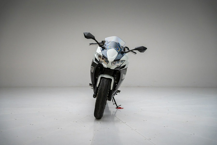 2023 Kawasaki Ninja 650 Pearl Robotic WhiteMetallic Matte Gray